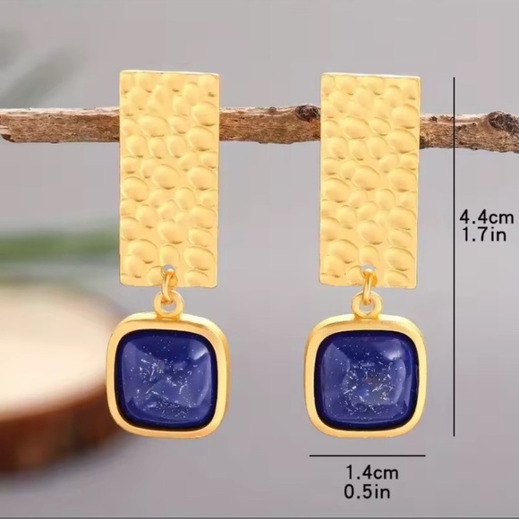 Vintage Hammered Gold Blue Gem Design Earrings - Picture 7 of 9